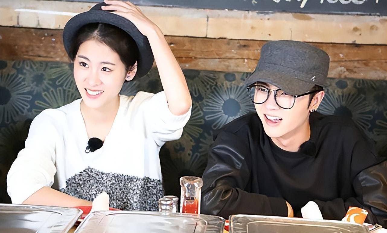 原创原创华晨宇女友放飞自我穿着暴露胸口伤痕明显染黄发太个性