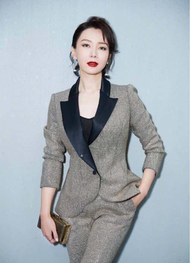 陈数穿金棕色西装套装出席活动喇叭裤显腿长红唇气质像贵妇