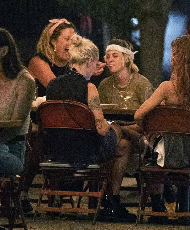 暮光女k帅难得晒恩爱照下颚线真迷人与女友四目相对超甜