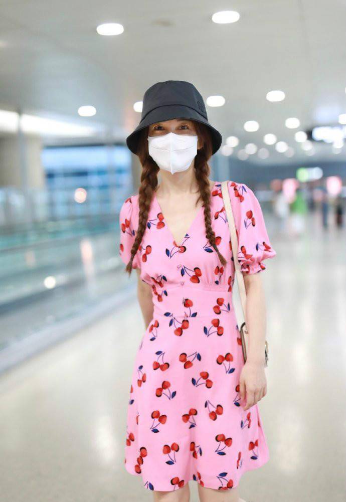 原创女团版吴昕上线啦穿印花裙配马丁靴养眼度堪称姐圈top
