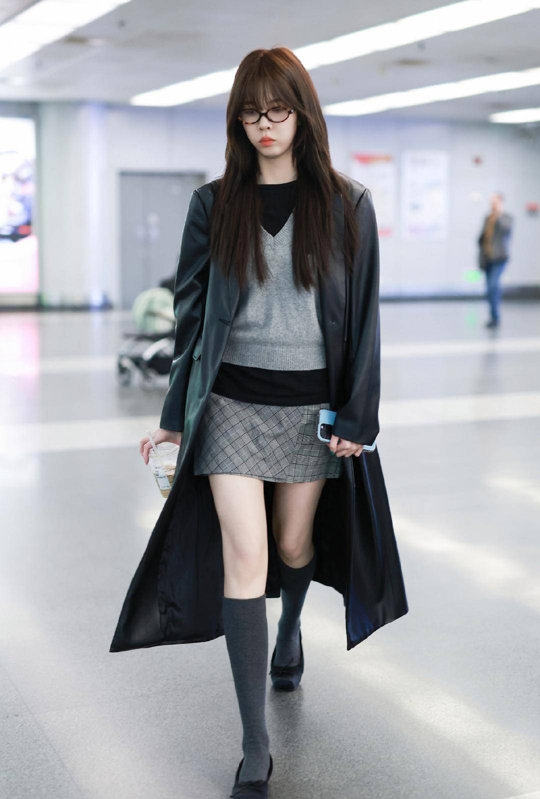 探秘宋妍霏的御姐风范:短裙长筒袜搭配曝光!