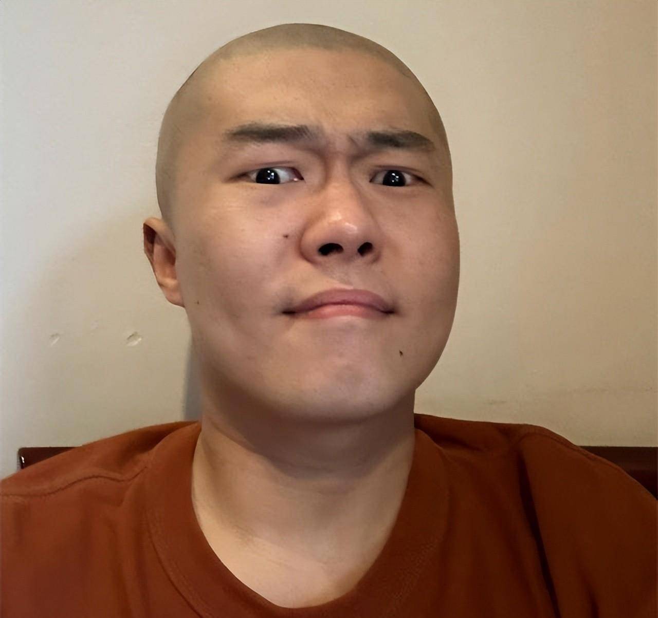 晒光头照引热议,十几分钟,评论就破千了_孟鹤堂_相声_搭档