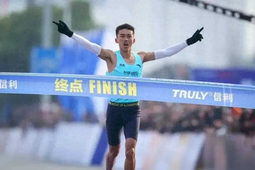 半程马拉松汇集了国内顶尖的场地赛选手和马拉松名将,如扎西次仁,王涛