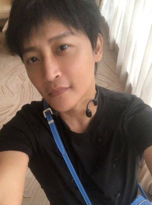 陈志朋过去虽穿得有些浮夸但颜值还挺高的正常穿搭就顺眼多了