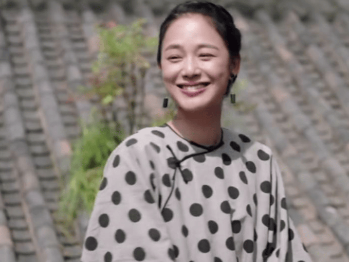 周韵与姜文相识于《天地英雄》的剧组,当时姜文已经是有家室的人了