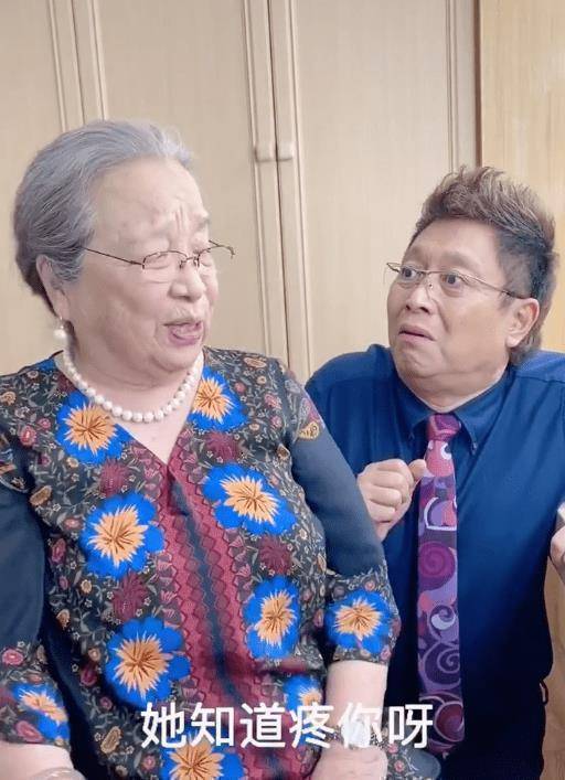 原创84岁李明启露面白发苍苍笑容很慈祥穿着讲究打扮的很富态