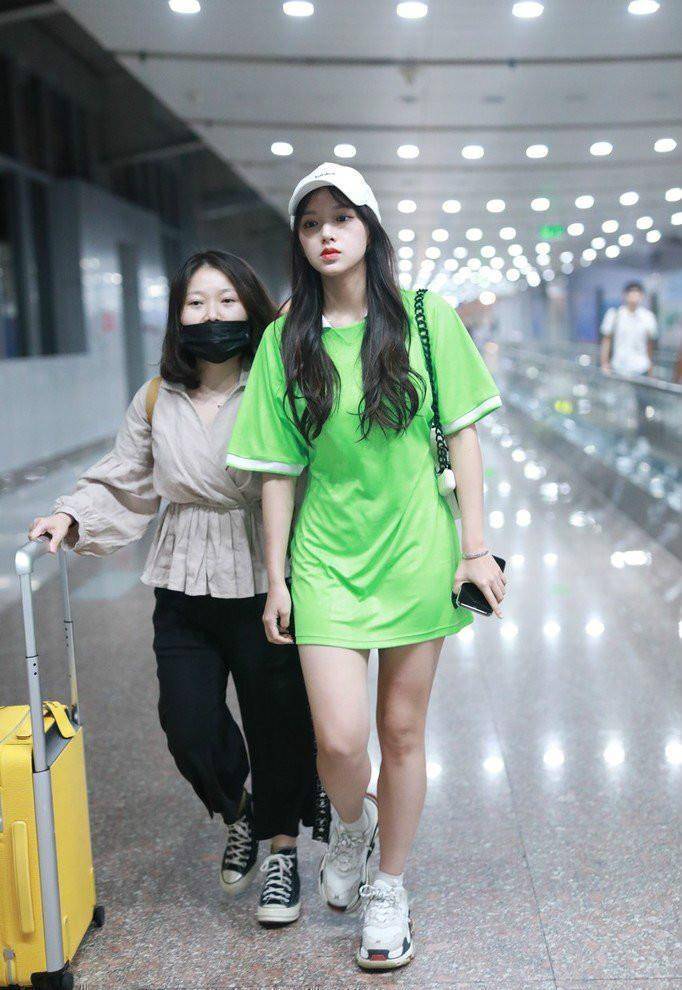 t恤小白鞋不新鲜了瞧瞧乔欣何穗穿t恤配的鞋时髦又养眼