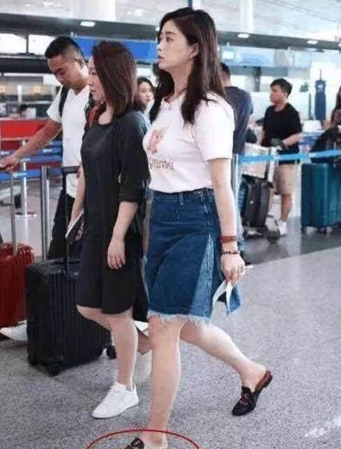 大热天蒋欣把这双拖鞋穿火了王子文长发缺少灵气还是这样美