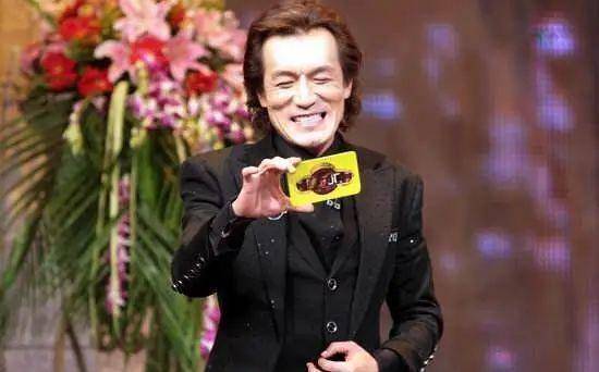 原创李咏临终拉着妻子手别把我遗体运回国一年后哈文含泪说出原因