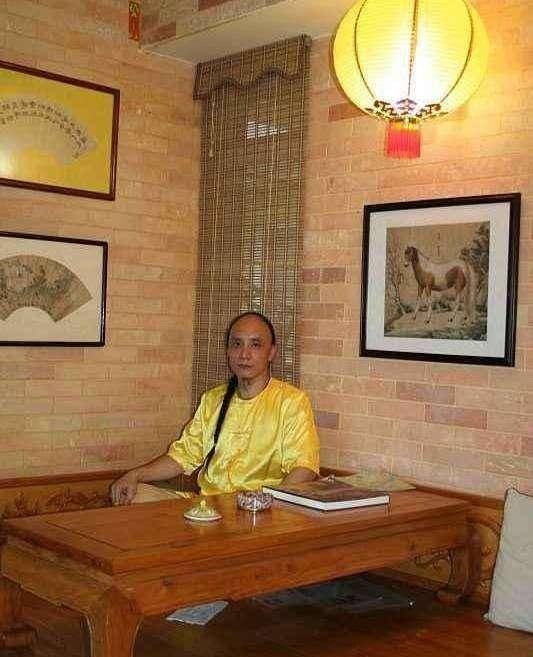 自称多尔衮十世孙,长辫黄服架势十足,然而辈分错排,贻笑大方