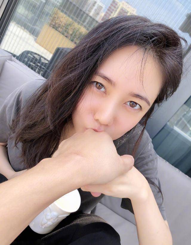 中国媳妇秋瓷炫晒照笑容灿烂甜美可人一点不像当妈的人