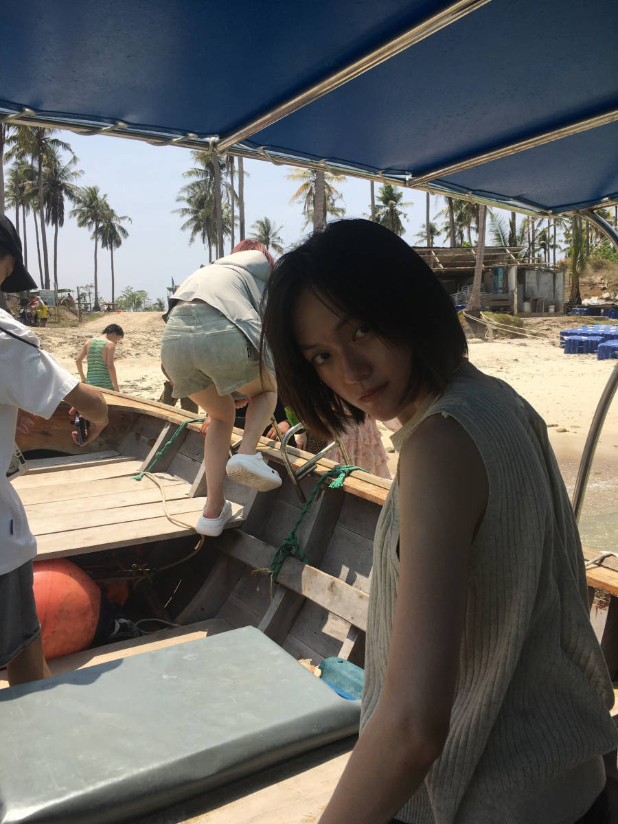 文淇晒出海度假比基尼照身材纤瘦有型状态超好20岁的青春真美