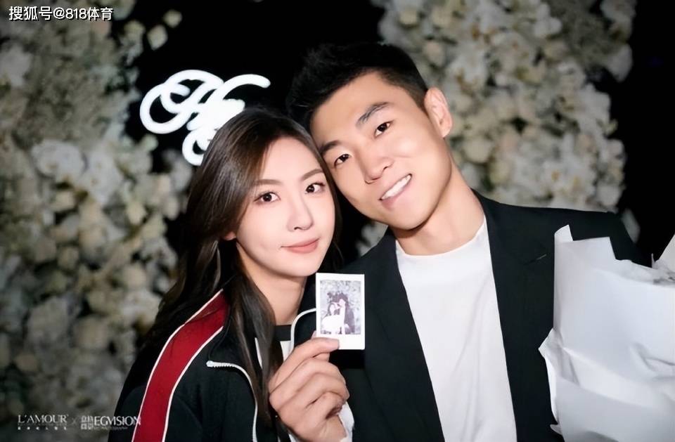 原创郭艾伦哭了高诗岩举鸽子蛋钻戒求婚漂亮女友新娘175大长腿瞩目