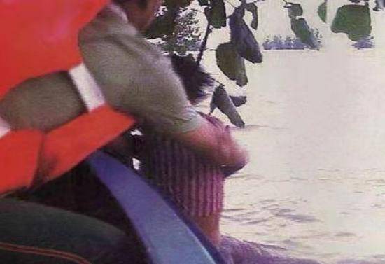 原创98年大洪水抱树9小时终获救的7岁女孩如今的职业另人骄傲