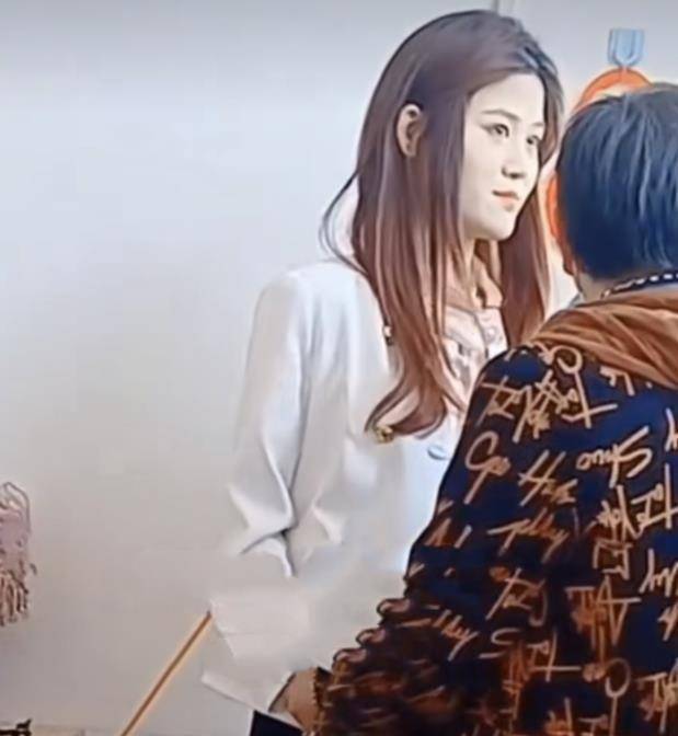 大衣哥新亲家母另有其人亲自送大衣嫂上车侧脸与女儿如出一辙