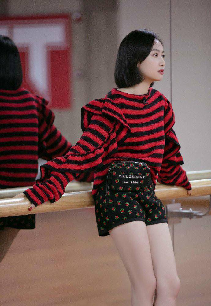 被宋茜的"女团腿"惊艳,33岁穿印花超短裤,皮肤白皙也成加分项