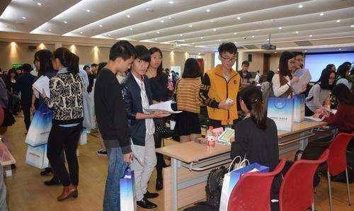 郑凡小的时候,父亲莫名被镇里执法队罚了三百块,痛彻心扉的父亲从此就