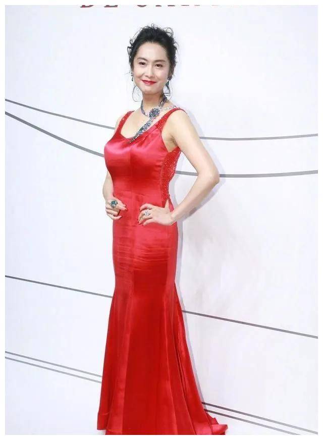 朱茵助阵老公画展真人好矮但上围丰满身材有料52岁还风韵犹存