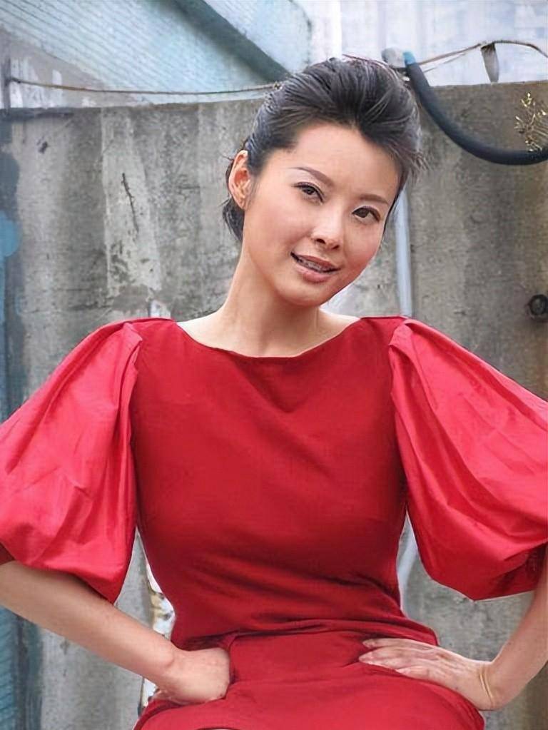 她曾与富豪相恋12年却拱手让人今三婚选择穷诗人袁立她是否后悔过