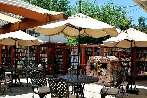 bartsbook是一个很棒的户外书店,始建于1964年.