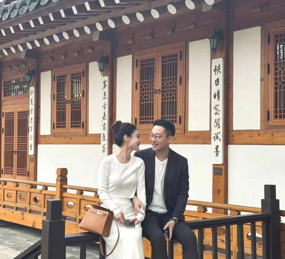 原创汪小菲携妻游首尔首次晒合照马筱梅小腹微隆拎15万的名牌包
