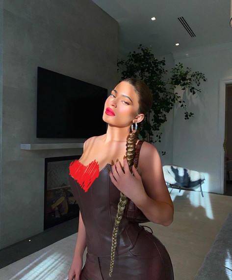 原创百亿富婆金小妹人间妲己裹皮草大衣超阔气单手扛2岁女儿