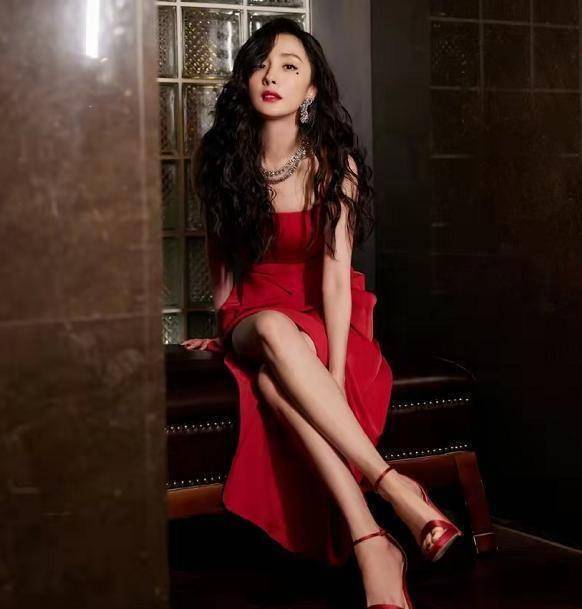 原创杨幂造型终于在线穿高开叉红裙翘腿秀性感沙漏身材超有女人味