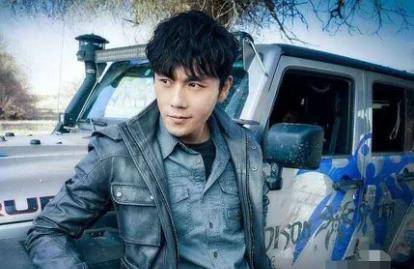 《沙海》中的吴邪,《沙海》是19年由秦昊(饰演吴邪),吴磊(饰演黎簇)