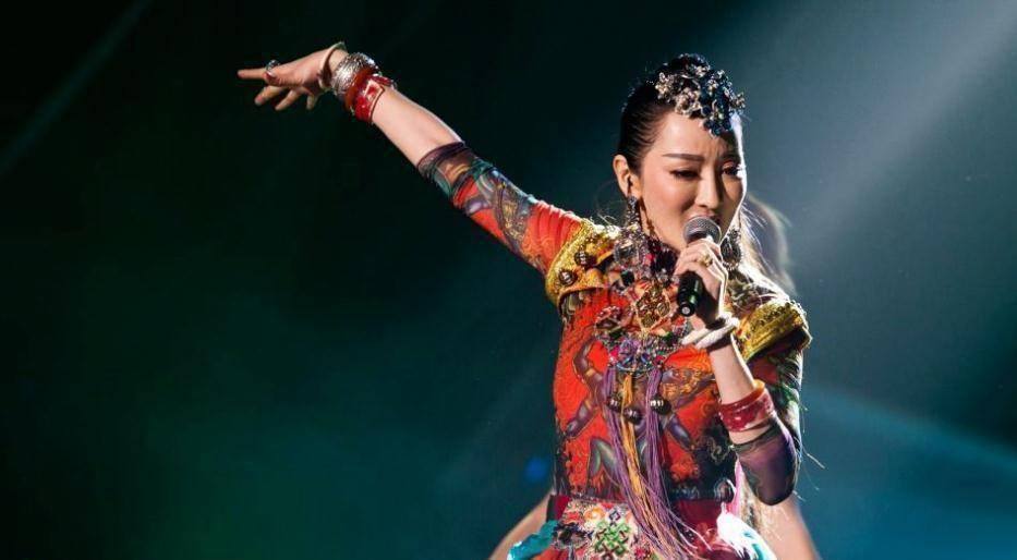 当周鹏还是一个默默无名的歌手的时候,曾经拜访过金星,而且还在金星的