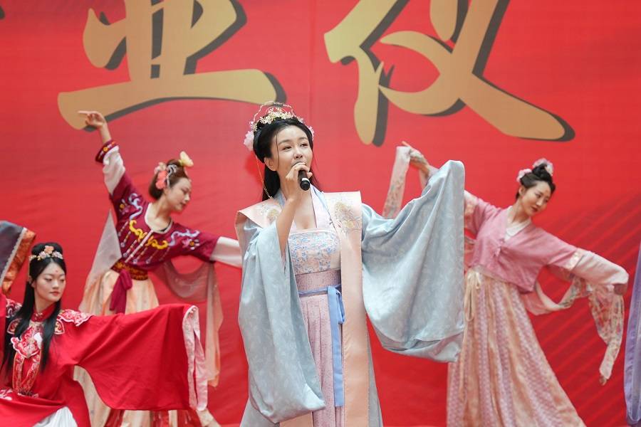 4月8日,随着《长安十二时辰》乐坊演奏和《梦回长安》汉服秀的华彩