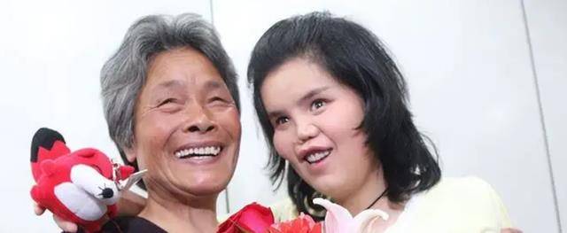 5月20日,王娜出院回家,乡亲们为她送上了友善的祝