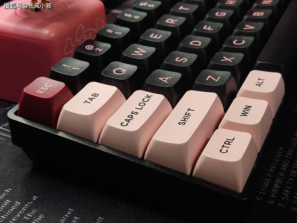 只有四枚椭圆形的防滑脚垫;品牌logo kzzi位于键盘右上方;因为磁轴对