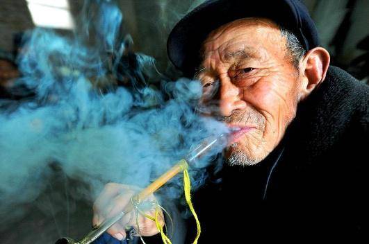 老人捡到个盆当烟灰缸用3年此人用2盒烟买下最后卖了180万