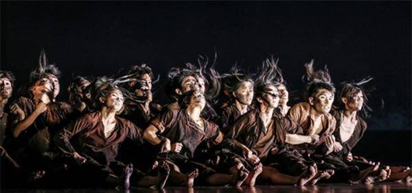 08破茧化蝶复出后的云门作品,远离了文字和叙事,开始了身体的探索和