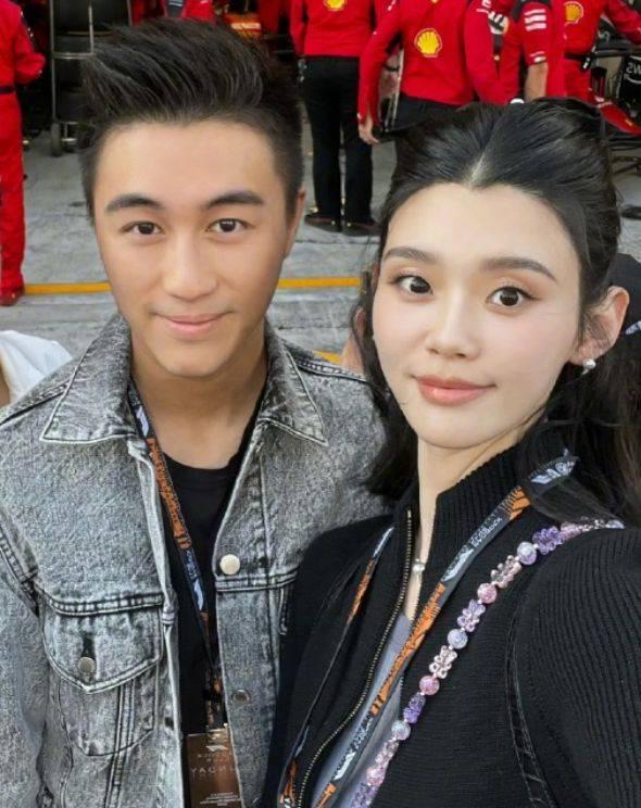 回顾两人的恋爱历程,2019年5月,何猷君在上海尚嘉中心向奚梦瑶求婚