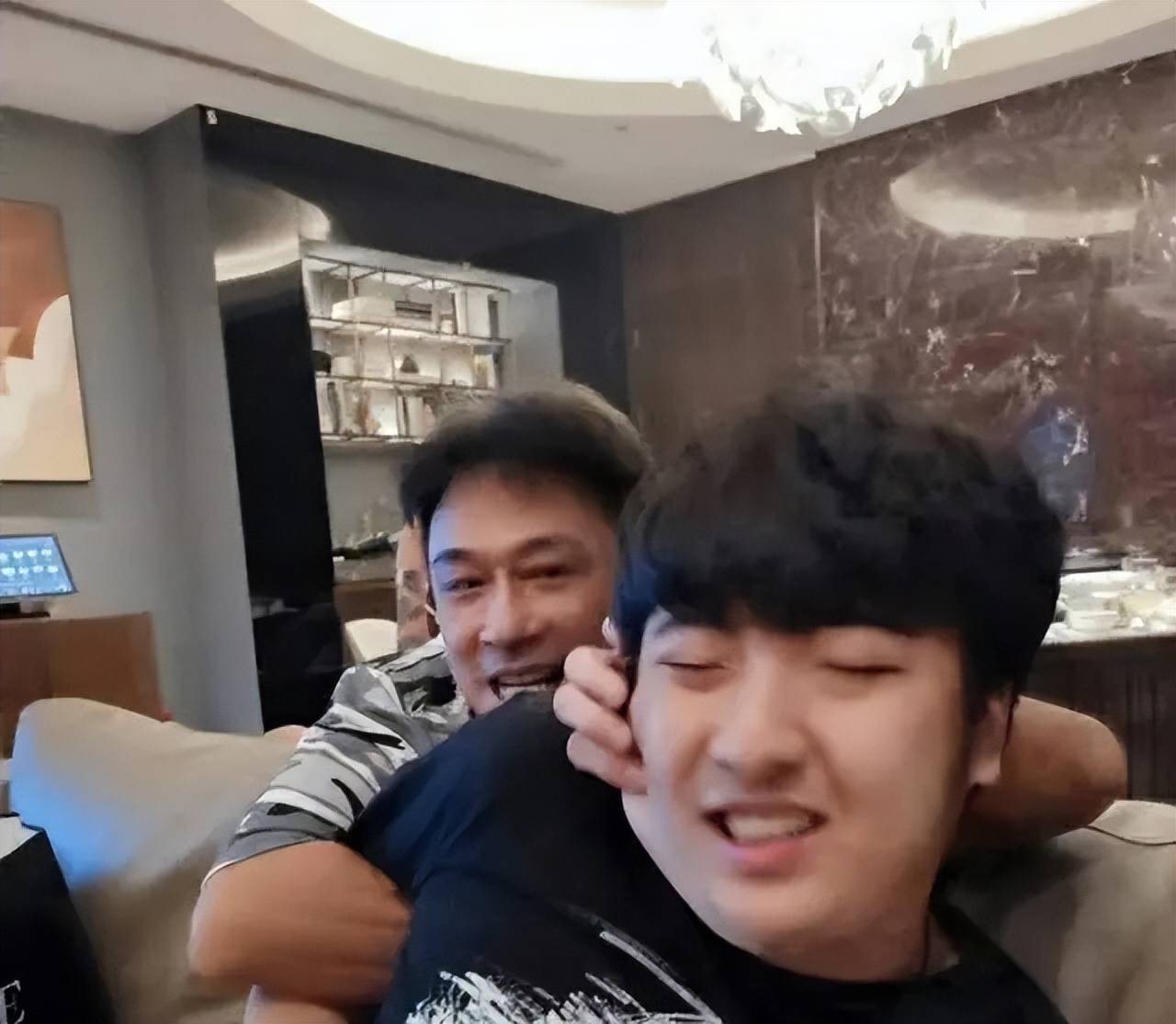 笑喷了吴镇宇被亲儿子p遗照回应向佐演技烂我想活着