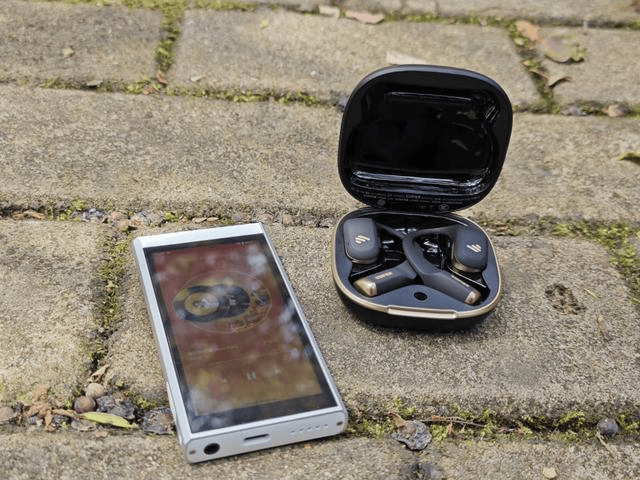 蓝牙耳机市场的巨头之一,这款耳机是漫步者首次将tws技术和开放式结合