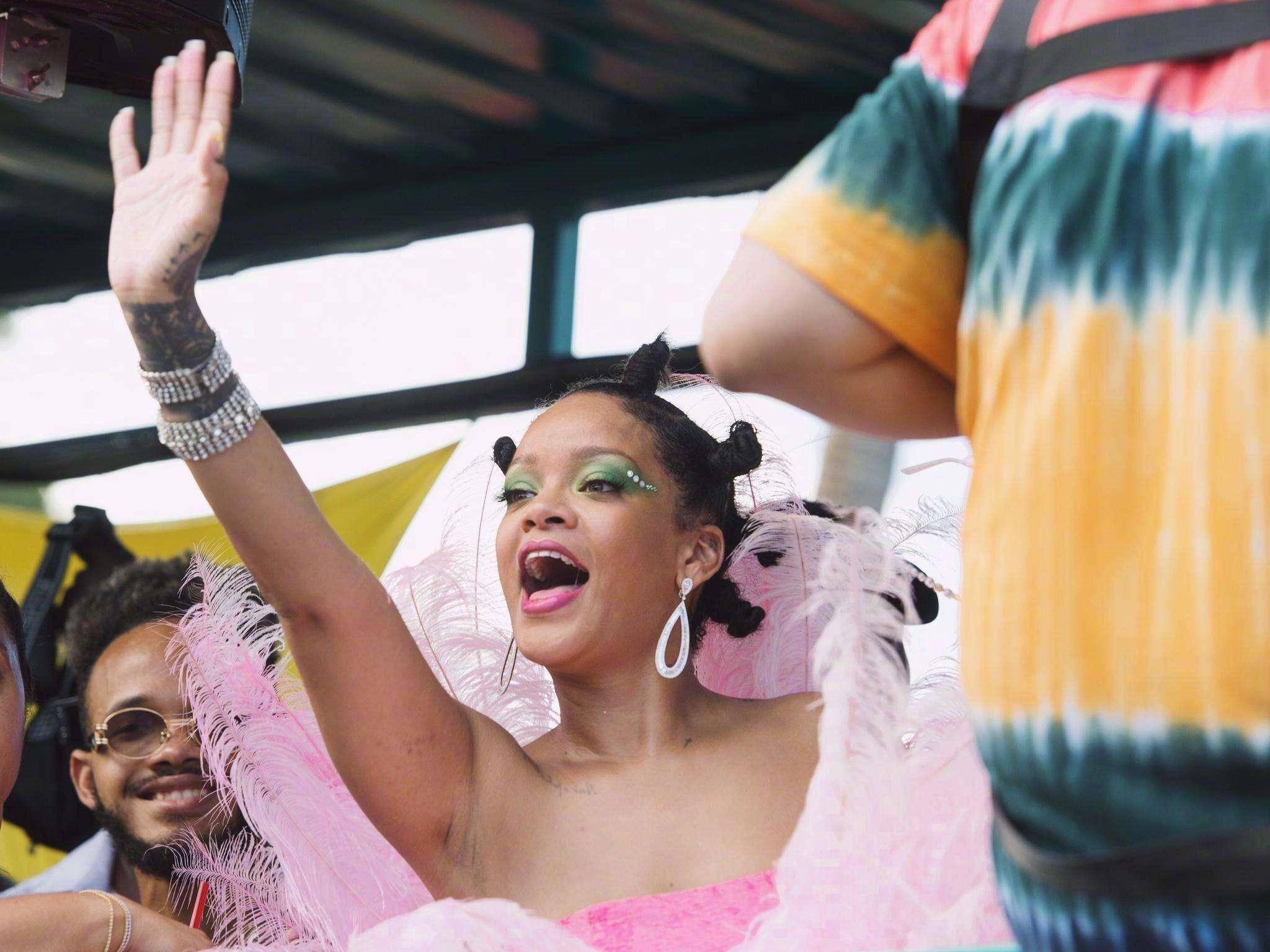 原创流行天后蕾哈娜遭初恋男友暴力对待被父亲当商品出卖