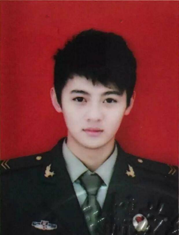 周骏超曾在《巴啦啦小魔仙之音符之谜》中饰演过高冷傲娇的游乐王子