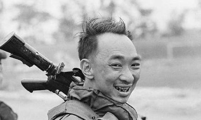 越南西贡枪决照:警察局长当街击毙囚犯,随之改变其人生命运_阮玉鸾