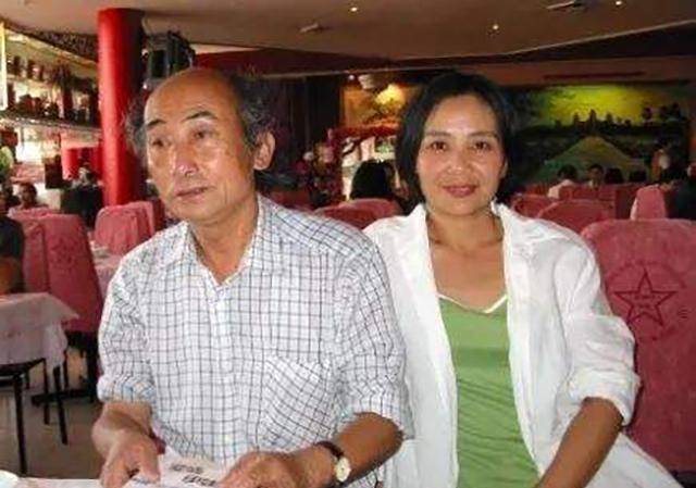 女作家插足2段婚姻,一段因她家破人亡,一段因她妻离子散_顾城_李英