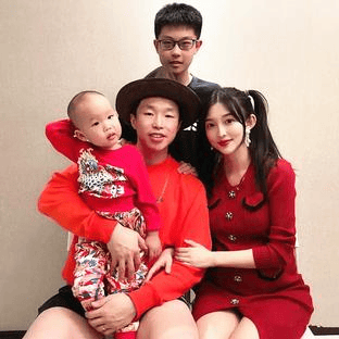 看了蒋勤勤儿子的颜值,才知道陈红有多努力在改变遗传基因了_女儿
