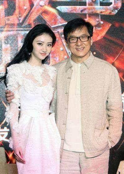 景甜有神秘的背景,成龙作为中国一线明星后成为国际巨星.