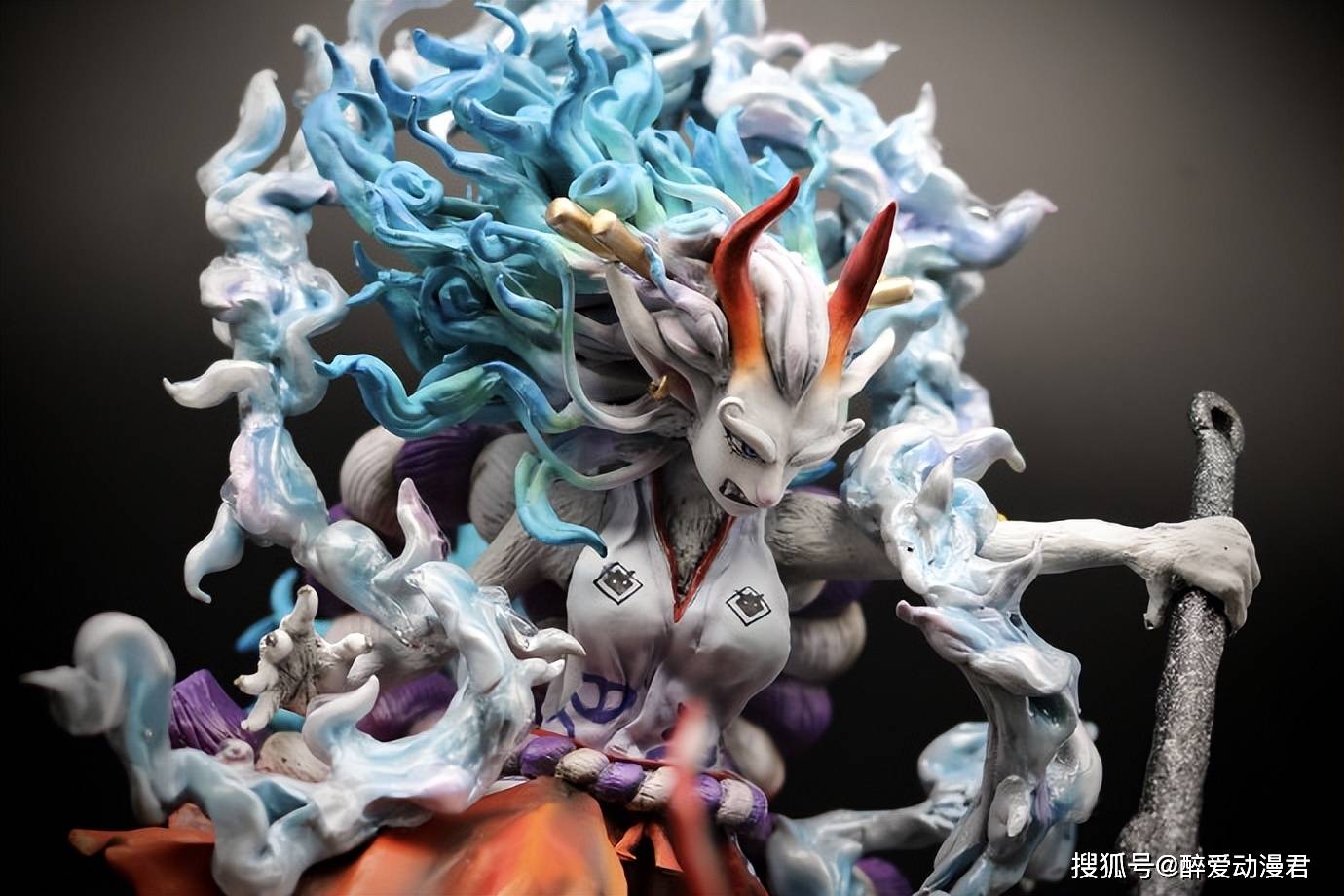 而五老星都是幻兽种的恶魔果实,几乎都是传说之中的怪物,即使不觉醒