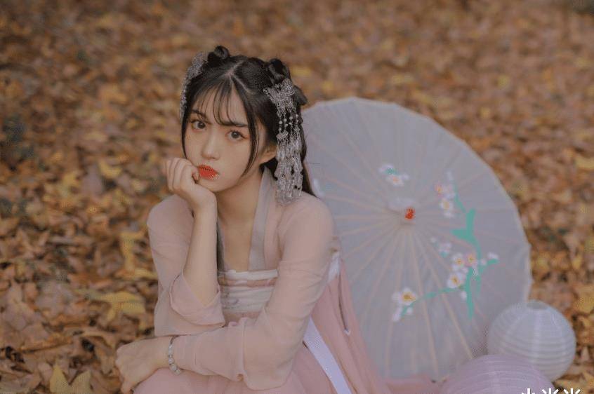 原创张艺凡穿上林嘉慧的汉服美似大家闺秀这才是穿汉服应该有的气质