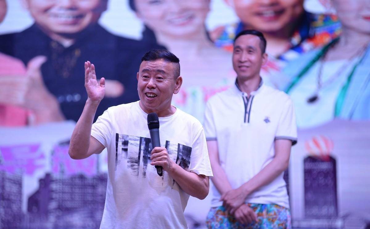 潘长江:走红后2次想分手同住8年厕所的发妻,却因妻子25字放弃_杨云