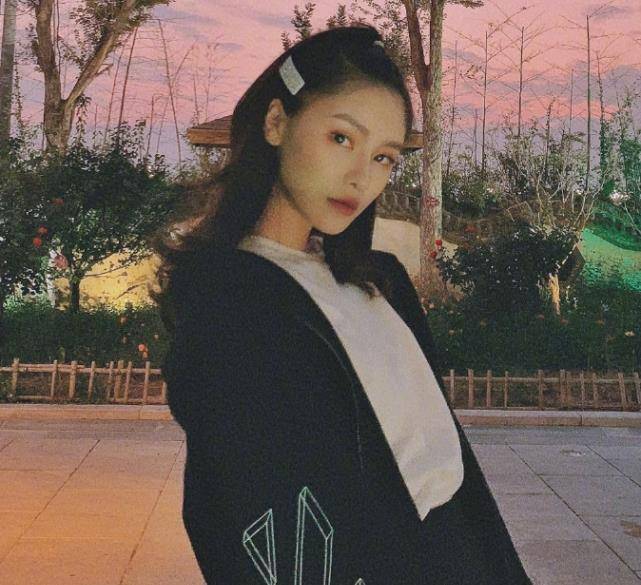 杨馥宇穿婚纱亮相却被天鹅颈抢镜真不愧是练过十几年舞蹈