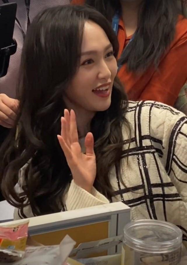 原创唐嫣厉害了穿最小码的裙子还能往里塞毛衣这腰我服了