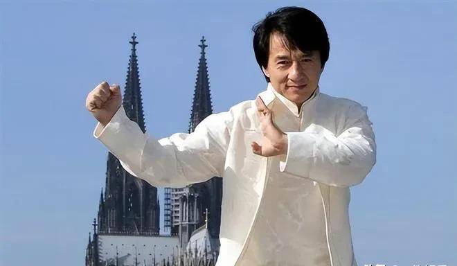 在成龙70岁生日当天,他的江湖地位,人情世故,体现的淋漓尽致