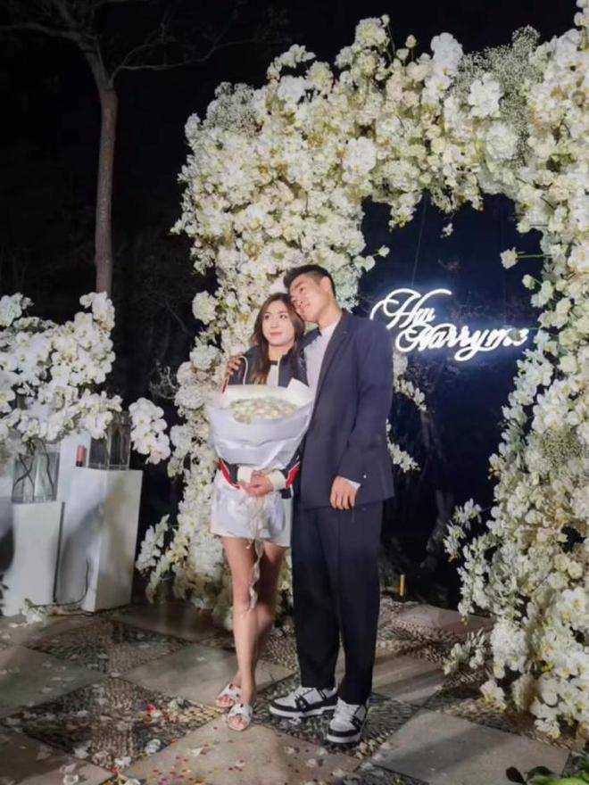 恭喜!高诗岩无缘季后赛后正式求婚成功 好基友郭艾伦_